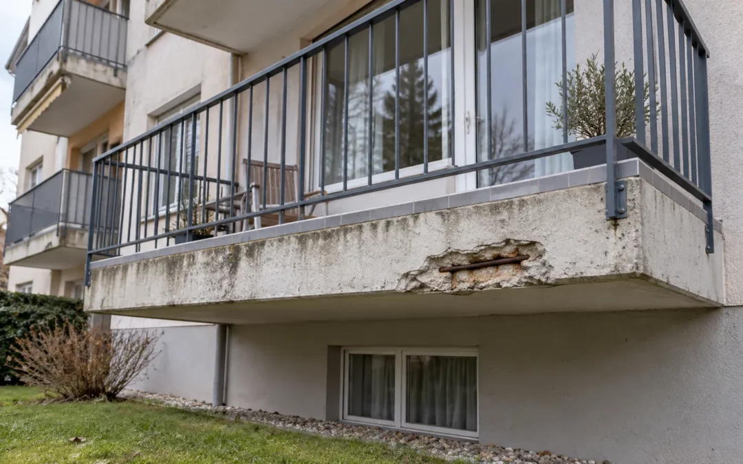 Balcons de PPE : carbonatation du béton, étanchéité et carrelage — pourquoi l&rsquo;expertise précède les travaux